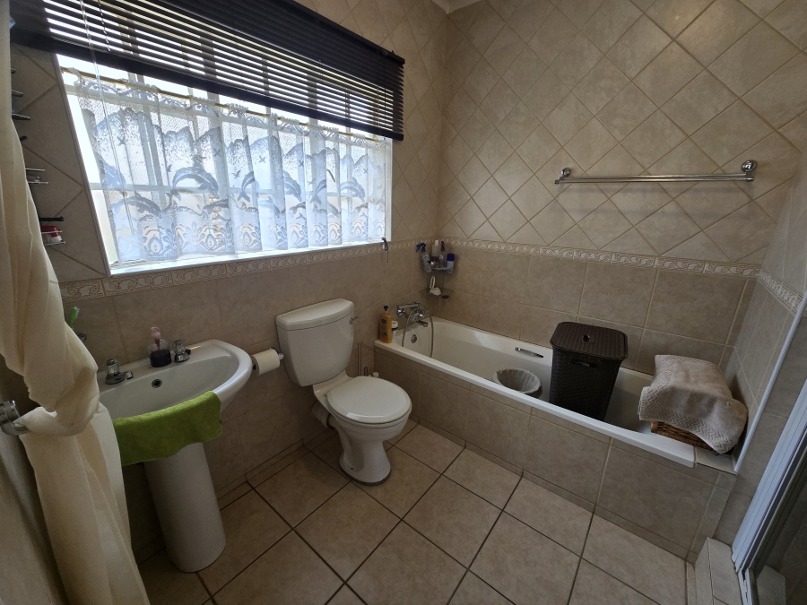 To Let 2 Bedroom Property for Rent in Flamwood North West